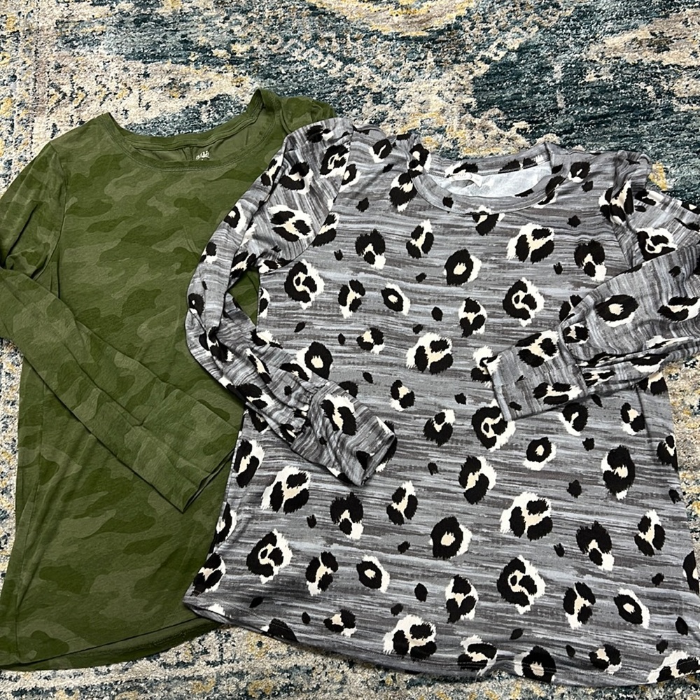 Lot of 2 size L long sleeve tops